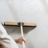 Brossez la poussière après le masticage