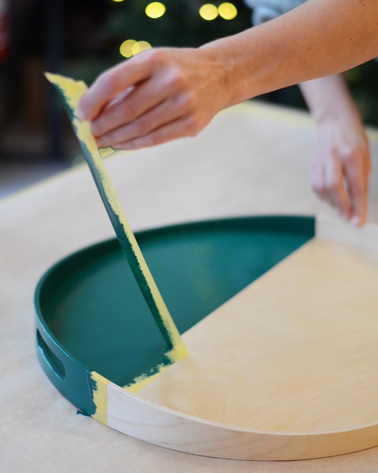 Retirez le ruban de masquage lorsque la peinture est encore humide afin d'obtenir des lignes nettes et d'éviter l'écaillage.
